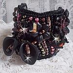 Bracelet manchette Midnight Daisy, rien que des perles nacrées et des fleurs.